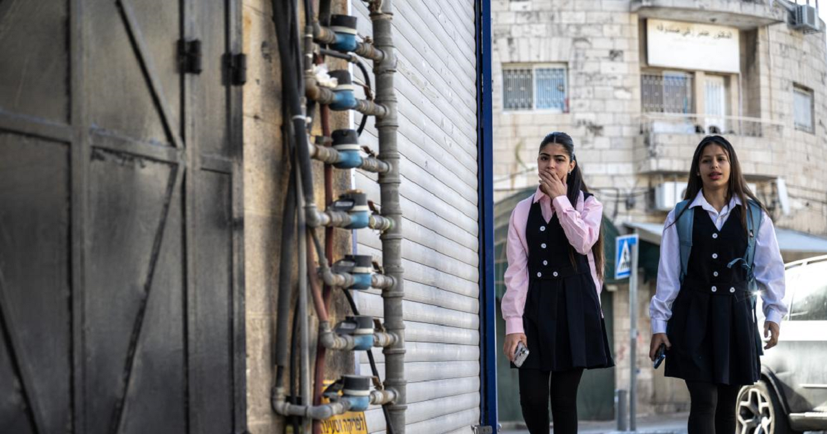 مع بدء العام الدراسي الجديد .. اضراب في مدارس القدس واسرائيل تحرم معلمي الضفة من التصاريح 